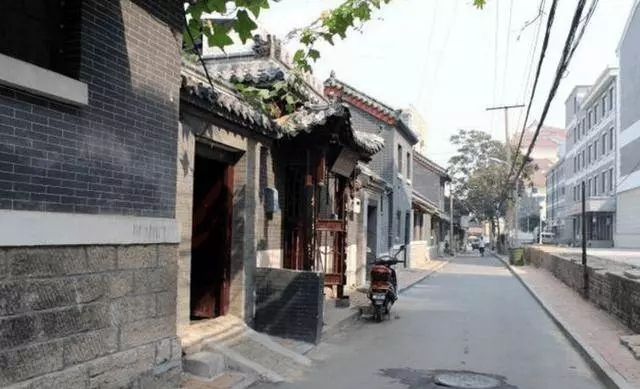 父母去世大伯將他趕出家,三叔領回家照顧,發財後卻只給大伯養老