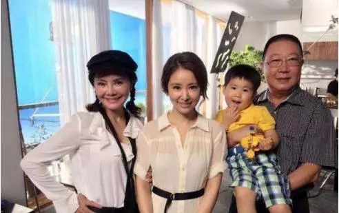 看了林心如和婆婆相處,再看看楊冪,差距一目了然,難怪會離婚!