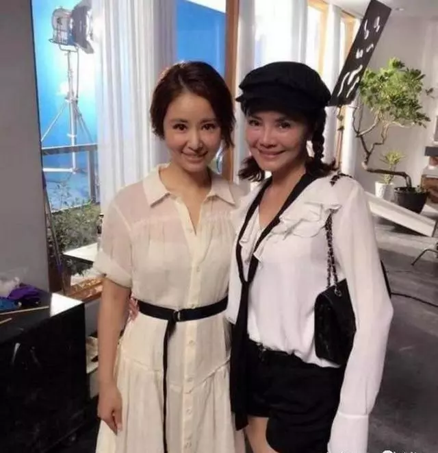 看了林心如和婆婆相處,再看看楊冪,差距一目了然,難怪會離婚!