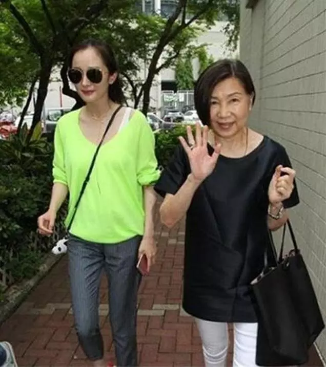 看了林心如和婆婆相處,再看看楊冪,差距一目了然,難怪會離婚!