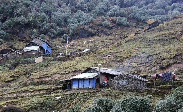 民工撿錢包原地等待3小時,女白領拿回錢匆匆離去,第二天進工地,愣住了
