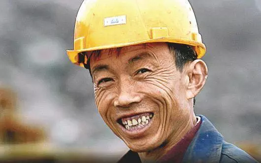 民工撿錢包原地等待3小時,女白領拿回錢匆匆離去,第二天進工地,愣住了