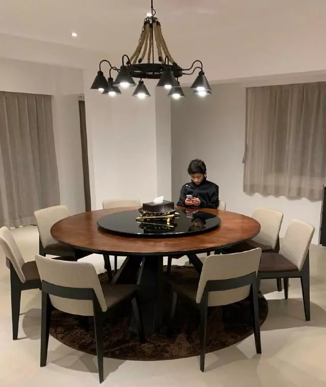 謝振軒近照,低頭玩手機似年輕版謝霆鋒,12歲身高已超過張柏芝!