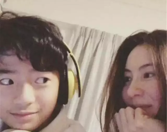 謝振軒近照,低頭玩手機似年輕版謝霆鋒,12歲身高已超過張柏芝!