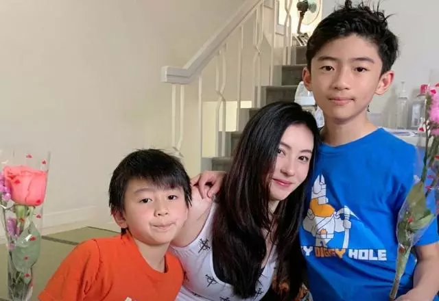 謝振軒近照,低頭玩手機似年輕版謝霆鋒,12歲身高已超過張柏芝!
