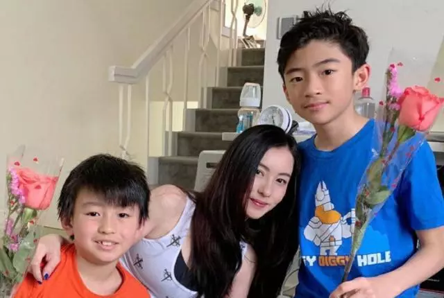 謝振軒近照,低頭玩手機似年輕版謝霆鋒,12歲身高已超過張柏芝!