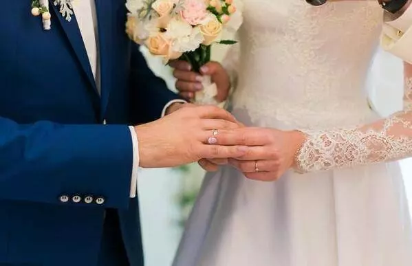 新婚當日,婆婆在婚禮上大出風頭,敬茶時我潑她一身茶水