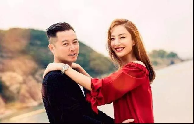 兒子車禍去世半年,兒媳突然改嫁,婚禮當晚門鈴響起,我起身開門:媽,我回來了