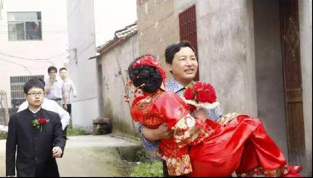 兒子車禍去世半年,兒媳突然改嫁,婚禮當晚門鈴響起,我起身開門:媽,我回來了