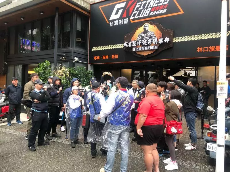 統促黨「踢館」館長 雙方互噴「六字真言」