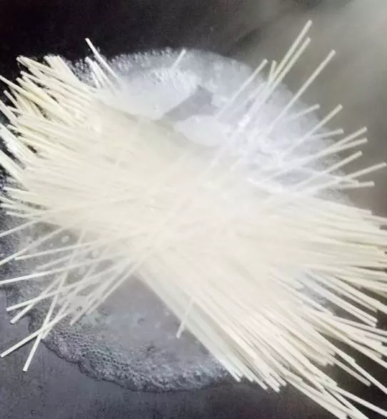 這碗蔥油麵線做法超級簡單,只要簡單幾步,只有吃過的人才知道它有多好吃!