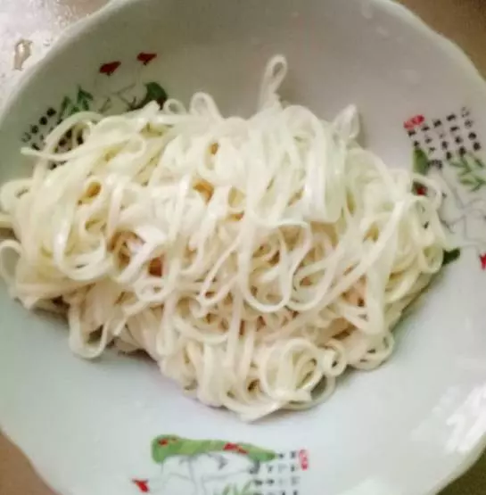 這碗蔥油麵線做法超級簡單,只要簡單幾步,只有吃過的人才知道它有多好吃!