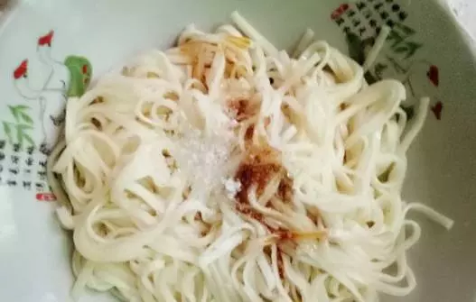 這碗蔥油麵線做法超級簡單,只要簡單幾步,只有吃過的人才知道它有多好吃!