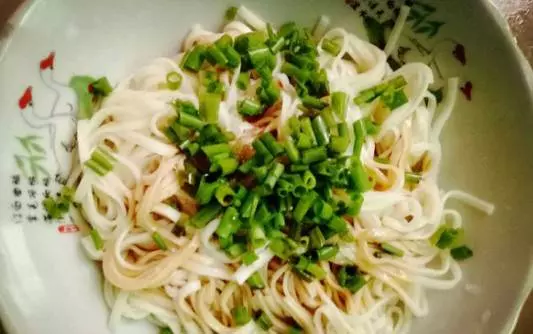 這碗蔥油麵線做法超級簡單,只要簡單幾步,只有吃過的人才知道它有多好吃!