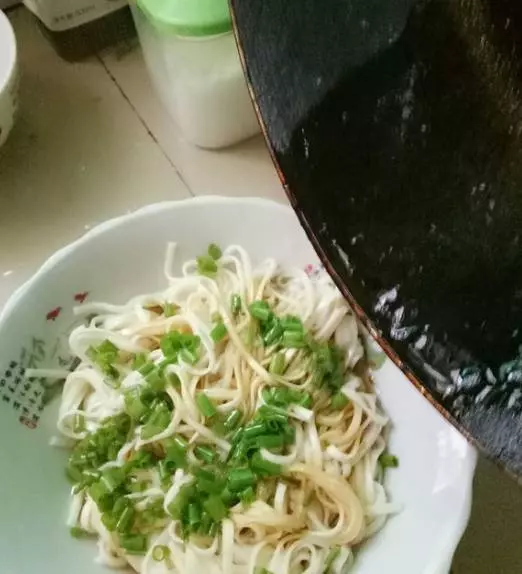 這碗蔥油麵線做法超級簡單,只要簡單幾步,只有吃過的人才知道它有多好吃!