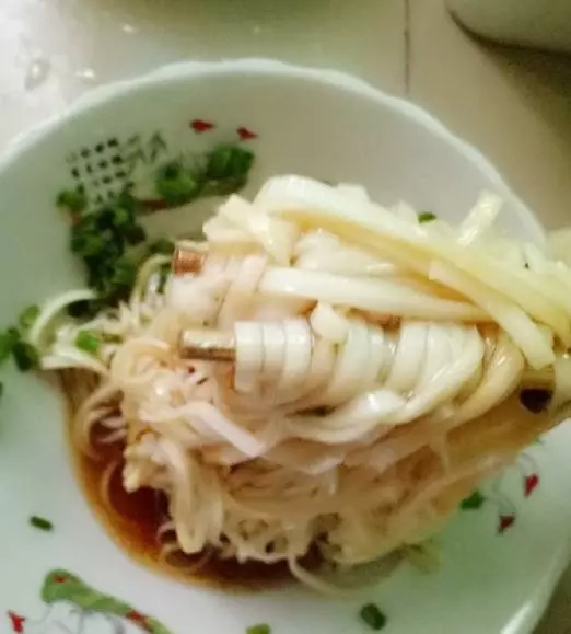 這碗蔥油麵線做法超級簡單,只要簡單幾步,只有吃過的人才知道它有多好吃!