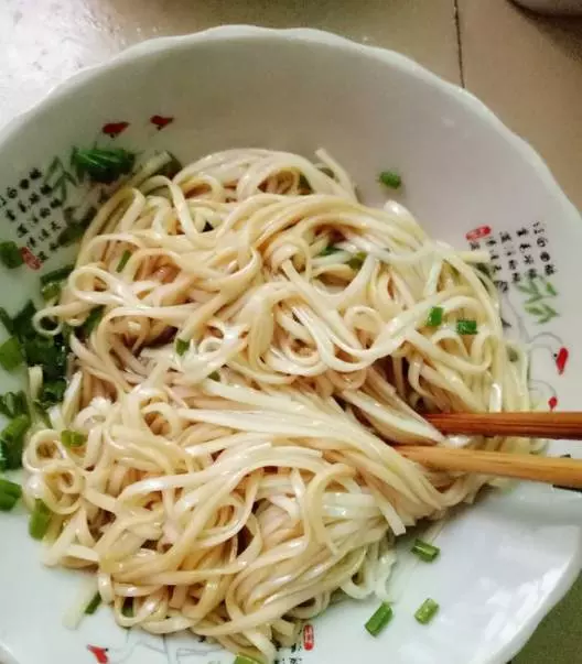 這碗蔥油麵線做法超級簡單,只要簡單幾步,只有吃過的人才知道它有多好吃!