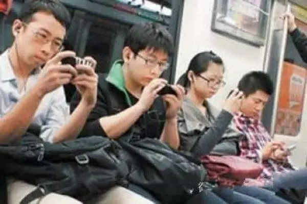 女孩每天手機不離手 耳朵長出這個東西