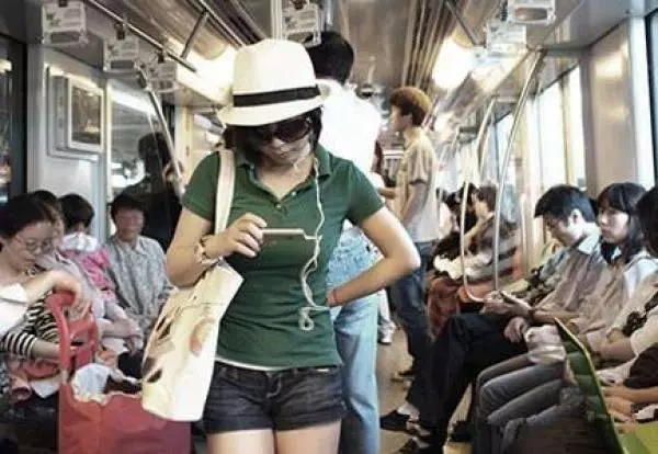 女孩每天手機不離手 耳朵長出這個東西