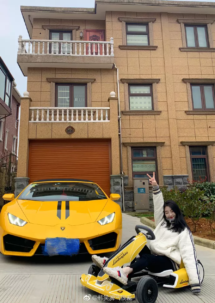 24歲千金炫富「零用錢有7位數」!媽媽送「一條街」當禮物 網友無言:她爸背景超硬...