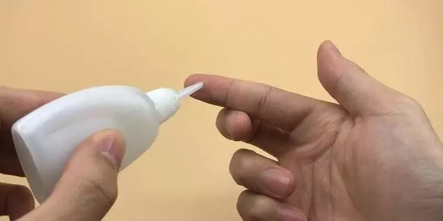 手指被膠水粘住怎麼辦?別著急,只需滴一些它,膠水立馬融化!