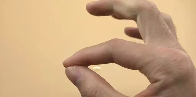 手指被膠水粘住怎麼辦?別著急,只需滴一些它,膠水立馬融化!