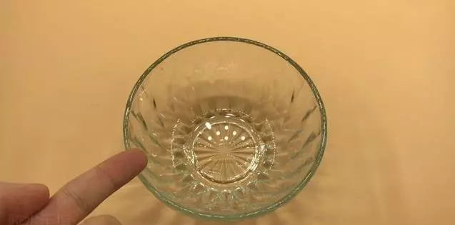 手指被膠水粘住怎麼辦?別著急,只需滴一些它,膠水立馬融化!
