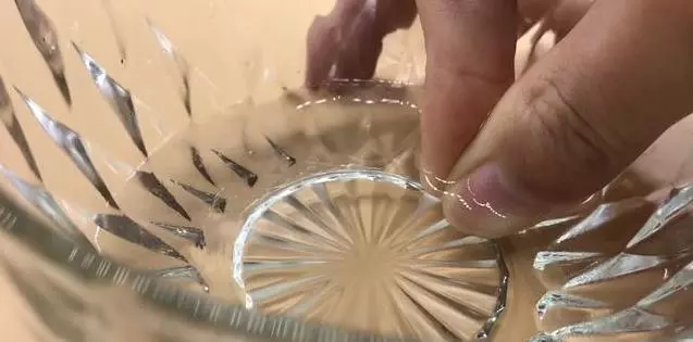 手指被膠水粘住怎麼辦?別著急,只需滴一些它,膠水立馬融化!