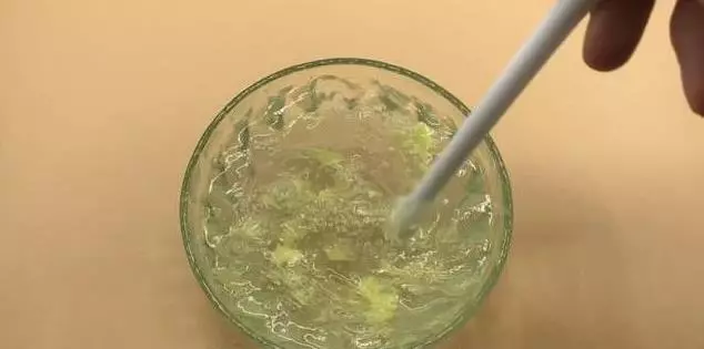 手指被膠水粘住怎麼辦?別著急,只需滴一些它,膠水立馬融化!