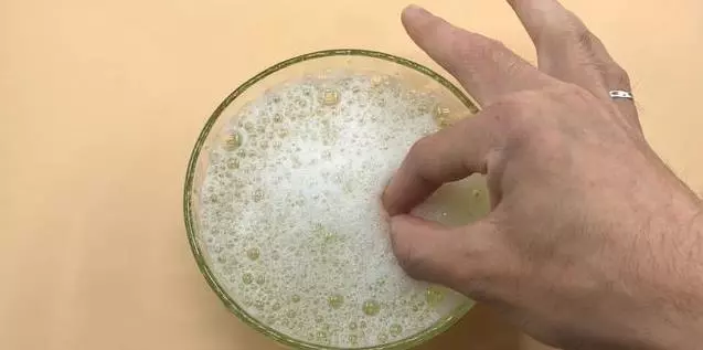 手指被膠水粘住怎麼辦?別著急,只需滴一些它,膠水立馬融化!