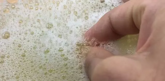 手指被膠水粘住怎麼辦?別著急,只需滴一些它,膠水立馬融化!