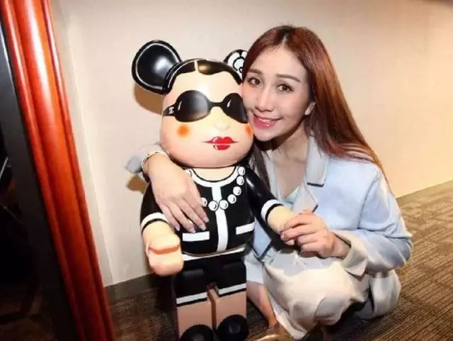 賭王四房千金何超盈要嫁21歲哈佛男,還未婚先孕,真的很符合她的行事作風啊!
