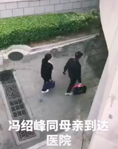 馮紹峰媽媽匆忙離開醫院,被問孫子一臉喜悅,直言感謝兒媳趙麗穎
