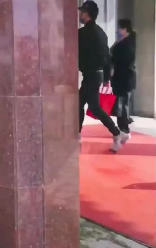 馮紹峰媽媽匆忙離開醫院,被問孫子一臉喜悅,直言感謝兒媳趙麗穎