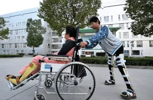 母照顧腦癱兒14年突患重病!兒子竟一夜間「奇蹟」康復!?網感慨「你陪我長大,我陪你變老」