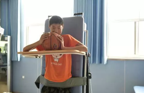 母照顧腦癱兒14年突患重病!兒子竟一夜間「奇蹟」康復!?網感慨「你陪我長大,我陪你變老」