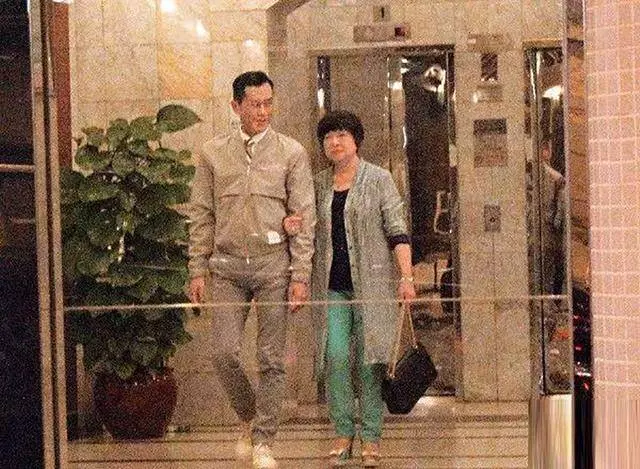 古天樂帶媽媽到名下餐廳吃飯…全程「貼心夾菜」無微不至 母子「甜蜜勾手」宛如情人..