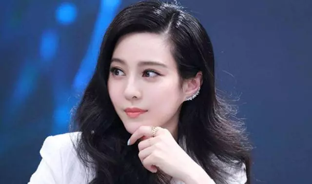 范冰冰這次真沒錢了?穿3年前舊衣錄視頻,妝容精緻難掩窘迫!