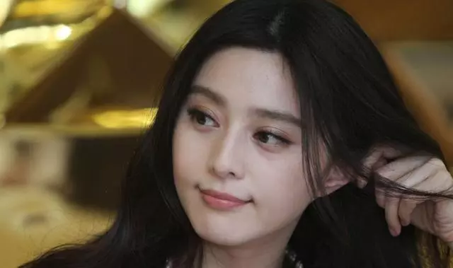 范冰冰這次真沒錢了?穿3年前舊衣錄視頻,妝容精緻難掩窘迫!