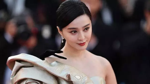 范冰冰這次真沒錢了?穿3年前舊衣錄視頻,妝容精緻難掩窘迫!