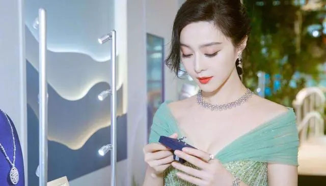 范冰冰這次真沒錢了?穿3年前舊衣錄視頻,妝容精緻難掩窘迫!