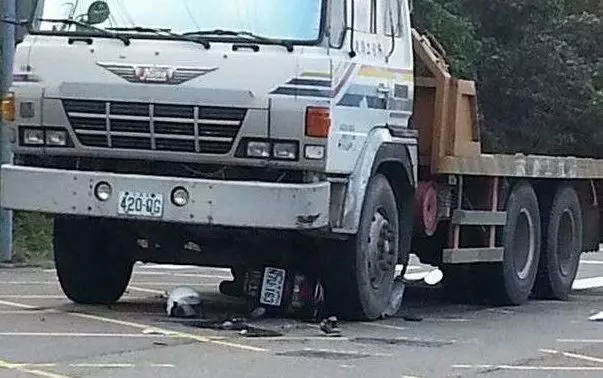 女騎士自稱很「莫名」被拖板車強行壓過,當行車紀錄曝光後網友都大罵想害司機被告!