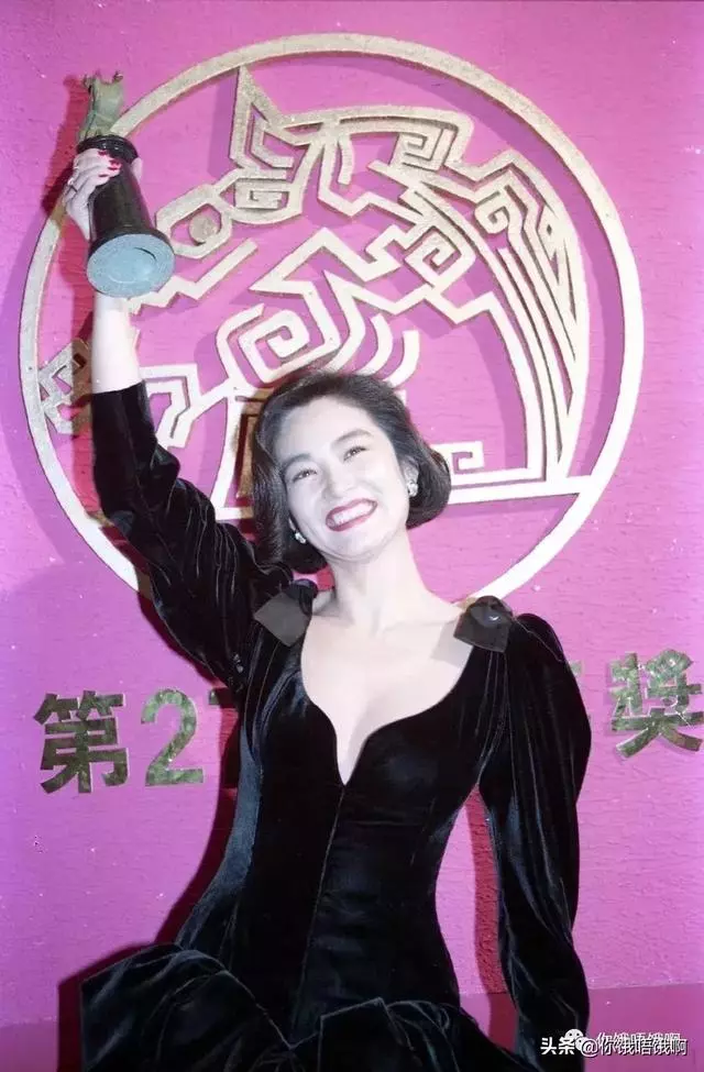 林青霞張曼玉秦漢當年入圍金馬的照片,林青霞的手還放在秦漢腿上!