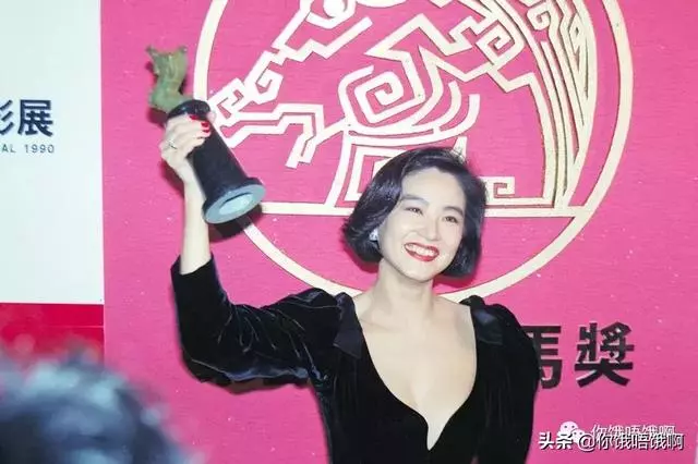 林青霞張曼玉秦漢當年入圍金馬的照片,林青霞的手還放在秦漢腿上!