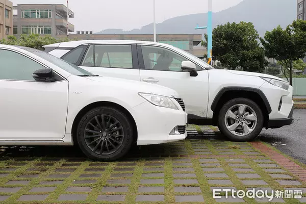 「買過4台TOYOTA」鐵粉試駕新RA4!他驚呼:這進化太誇張 | ETtoday
