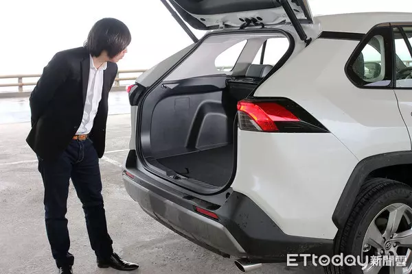 「買過4台TOYOTA」鐵粉試駕新RA4!他驚呼:這進化太誇張 | ETtoday