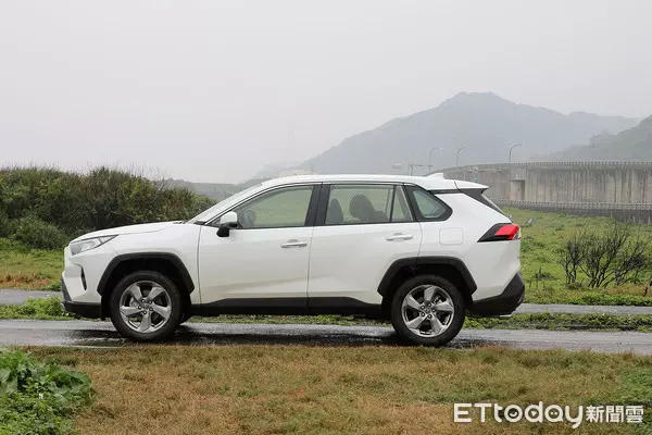 「買過4台TOYOTA」鐵粉試駕新RA4!他驚呼:這進化太誇張 | ETtoday