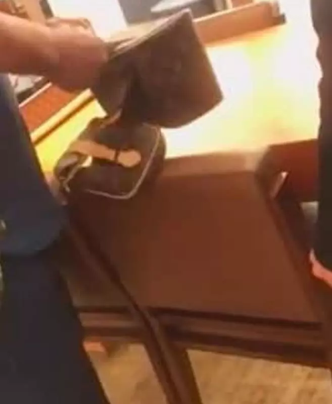 不爽被櫃姊當窮鬼!土豪哥掏剪刀「把LV包變碎布」 網看「他手上的那顆」傻眼:背景超硬