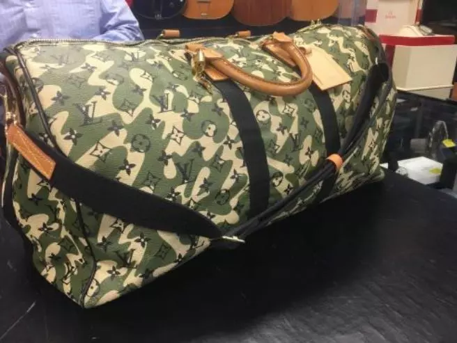 不爽被櫃姊當窮鬼!土豪哥掏剪刀「把LV包變碎布」 網看「他手上的那顆」傻眼:背景超硬