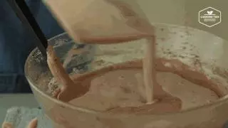 草莓霸占螢幕!這款超受追捧的網紅奶油三明治,到底多少好吃?